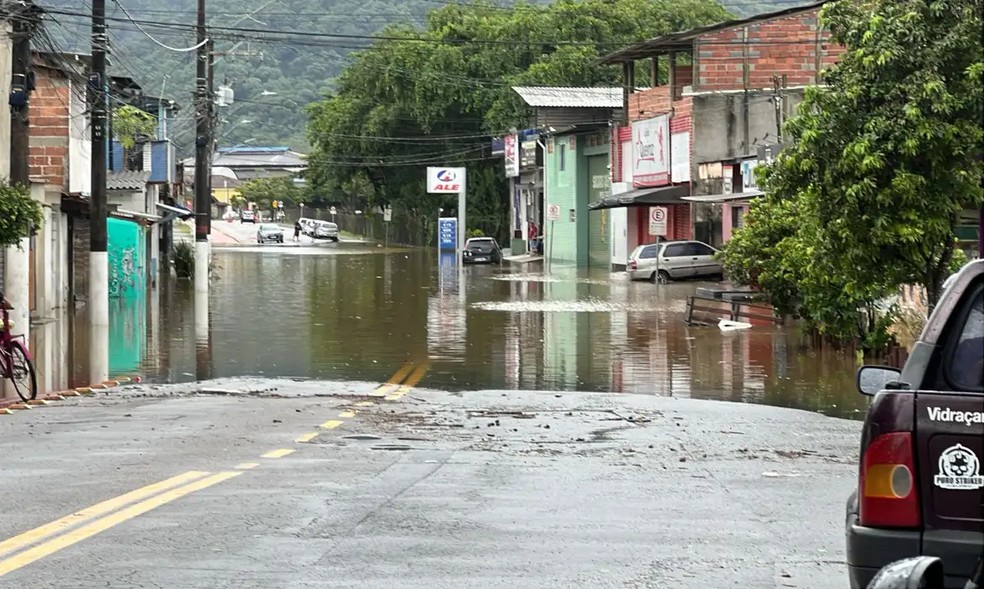 Trecho alagado de rua de Ubatuba, no litoral norte de São Paulo, após fortes chuvas — Foto: Divulgação/Prefeitura Municipal de Ubatuba
