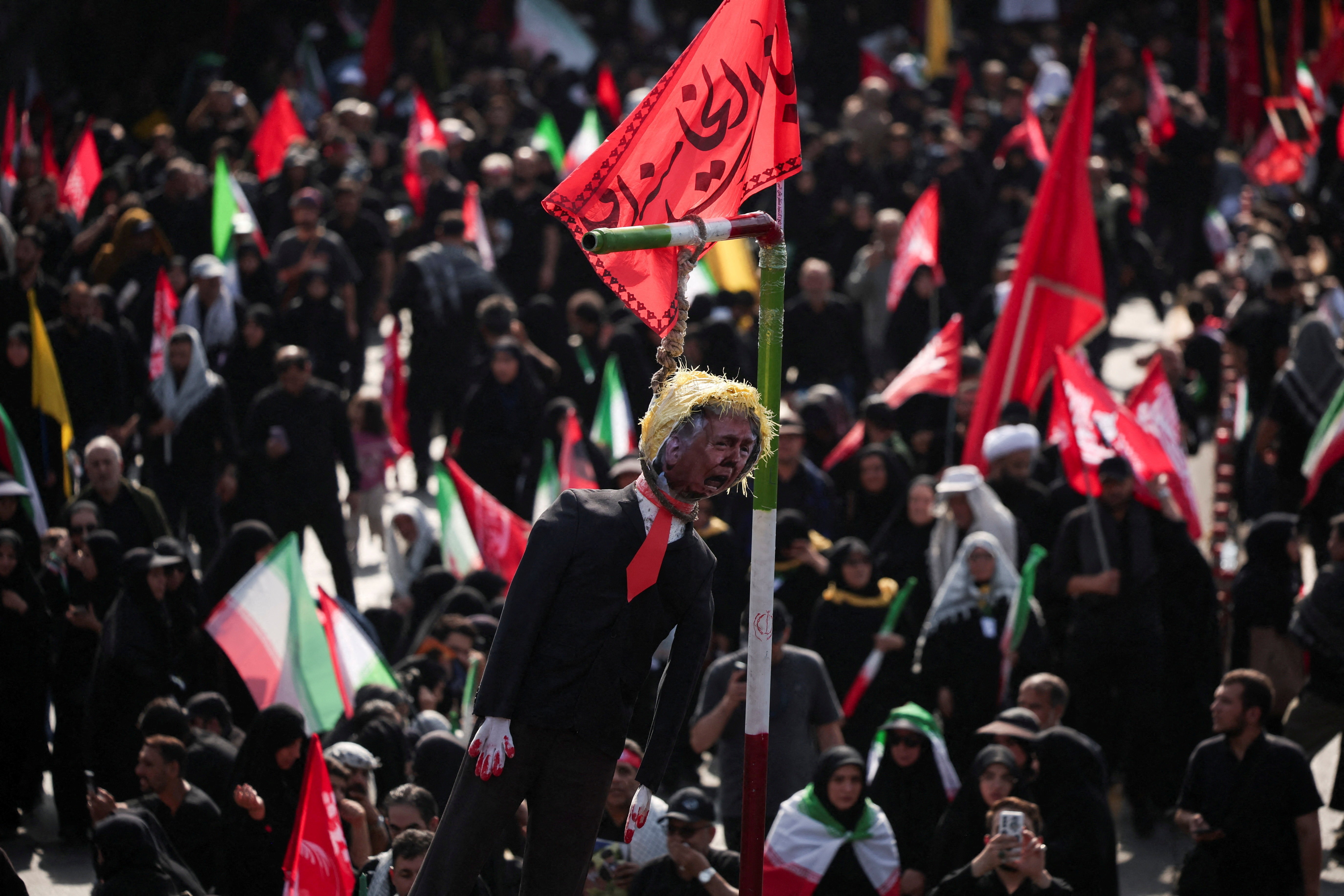 Iranianos pedem vingança contra Trump durante cortejo fúnebre de Ali Khamenei