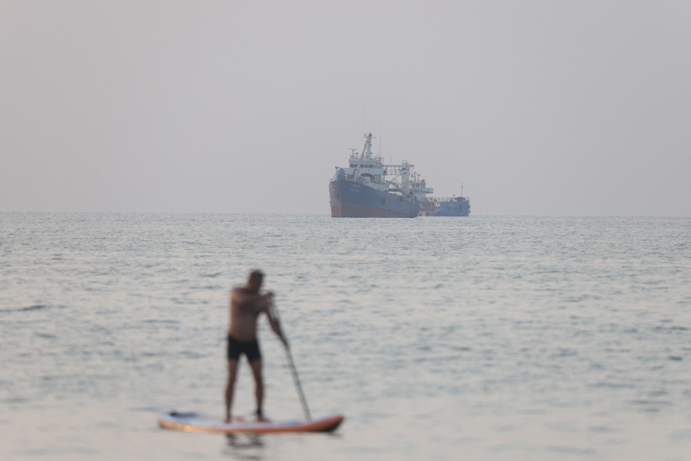 Embarcações no Estreito de Ormuz, perto da praia de Bandar Abbas, Irã, 21 de junho de 2026 — Foto: Amirhosein Khorgooi/ISNA/via WANA (West Asia News Agency) via REUTERS