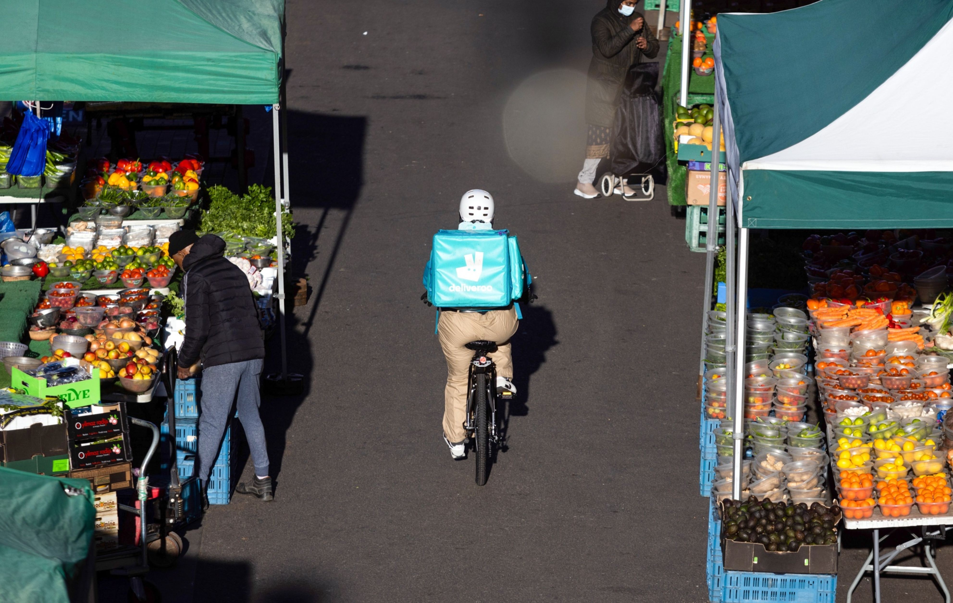 Filial italiana da Deliveroo subirá remuneração de trabalhadores em 40% após investigação sobre exploração - QTU Questões do Universo