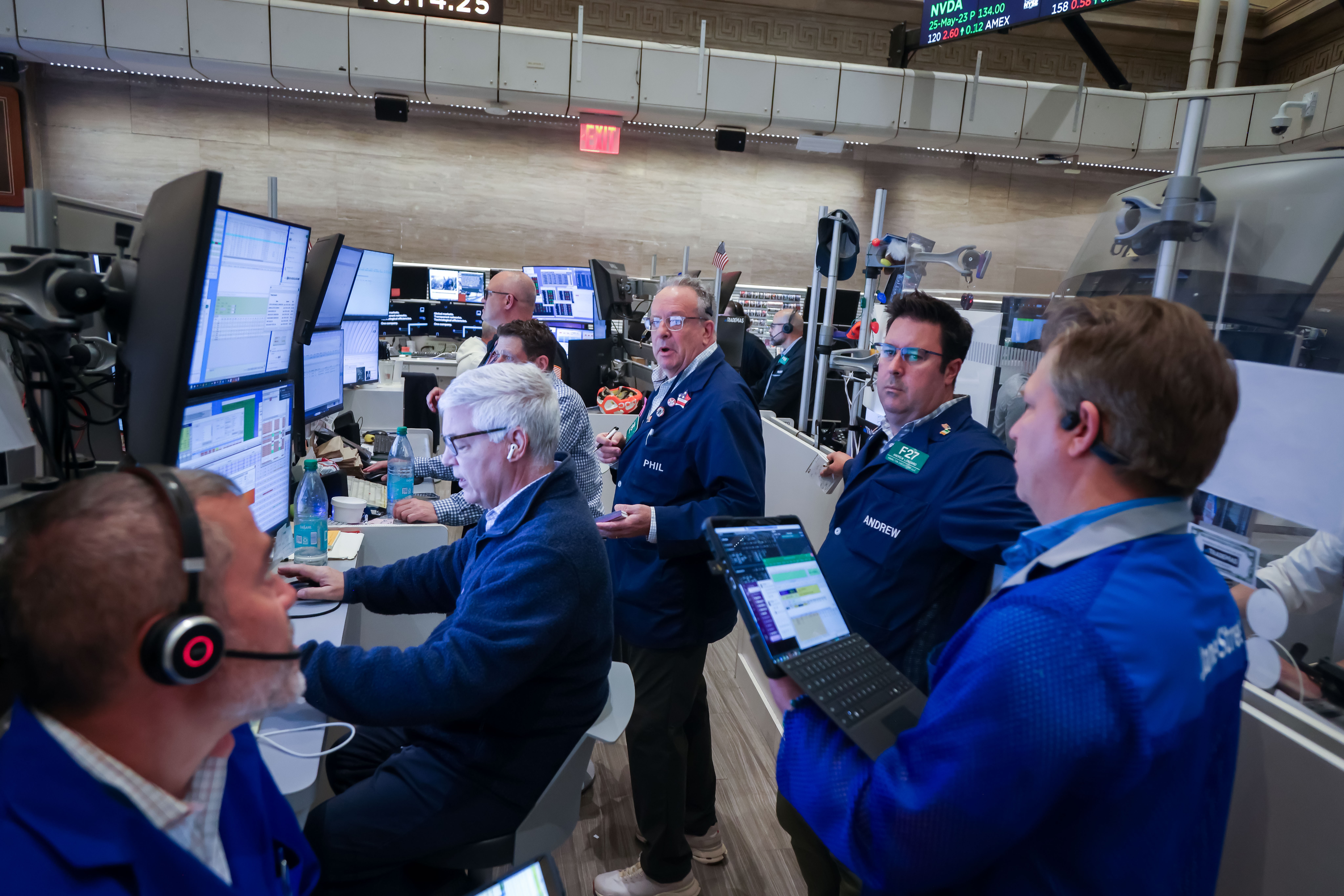 Bolsas abrem em queda em NY com 'shutdown' e dados de emprego em foco