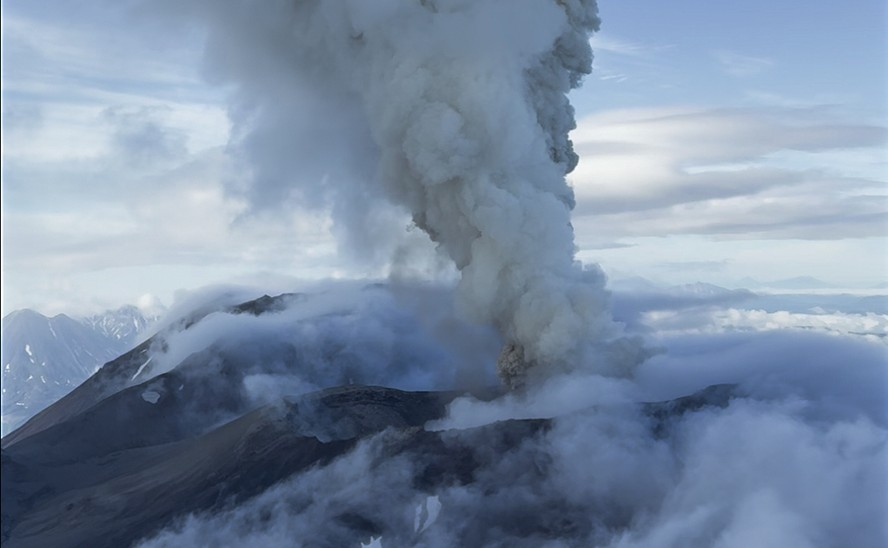 Vulcão russo entra em erupção pela primeira vez desde 1550 após