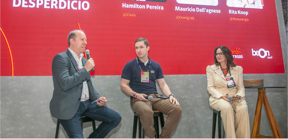 O painel “O watt invisível: tech contra o desperdício” trouxe uma pauta urgente, a eficiência energética, e teve como debatedores Hamilton Pereira da Silva (Claro empresas), Maurício Dall’agnese (Cemig) e Rita Knop (Neoenergia) — Foto: Marco Sobral/G.lab