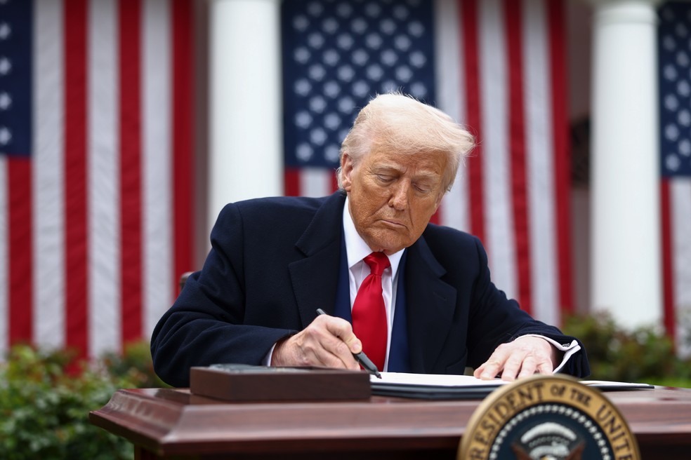 O presidente dos EUA, Donald Trump, assina ordem executiva das tarifas — Foto: Jim Lo Scalzo/EPA/Bloomberg