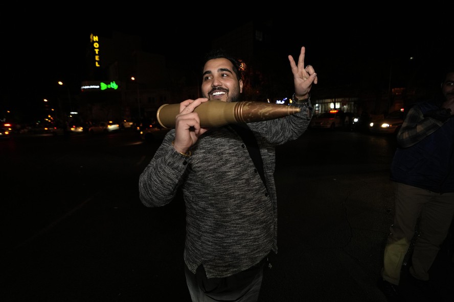Iraniano carrega munição logo após ataques serem iniciados contra Israel