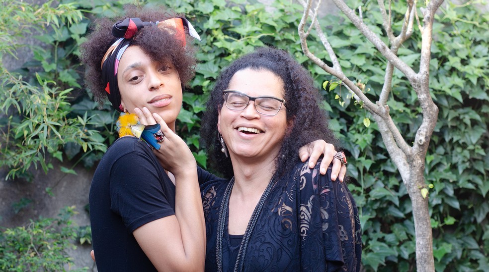 Com Neon Cunha, transativista e designer, militante trans histórica — Foto: Arquivo pessoal