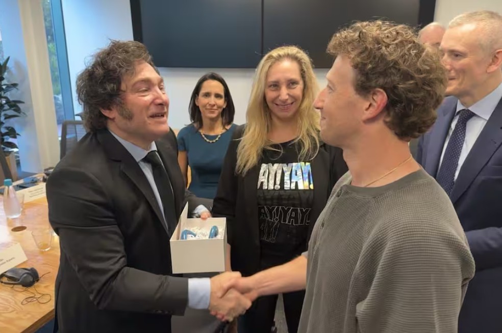 O presidente argentino Javier Milei se reuniu com o CEO de Meta, Mark Zuckerberg, na sede da companhia, em Menlo Park, California, EUA, em maio de 2024 — Foto: Divulgação/Meta