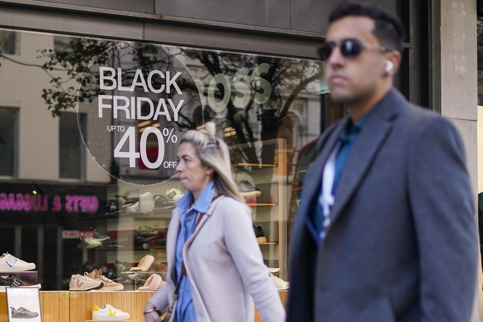 Ofertas da Black Friday na Oxford Street, em Londres — Foto: Alberto Pezzali/AP
