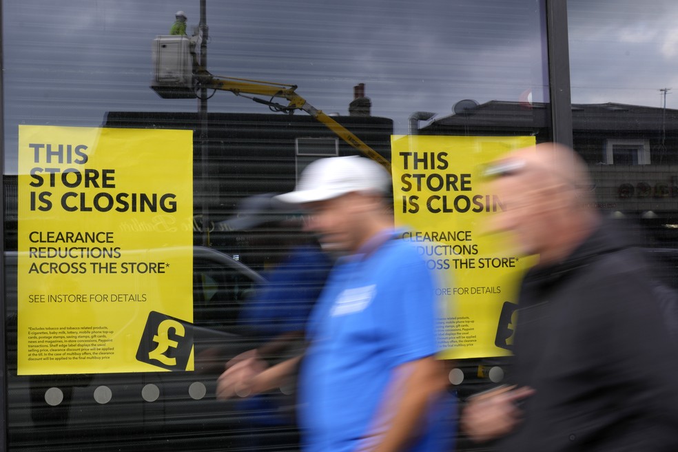 Empresas e lojas têm sofrido com o aumento dos custos da energia no Reino Unido — Foto: Kirsty Wigglesworth/AP