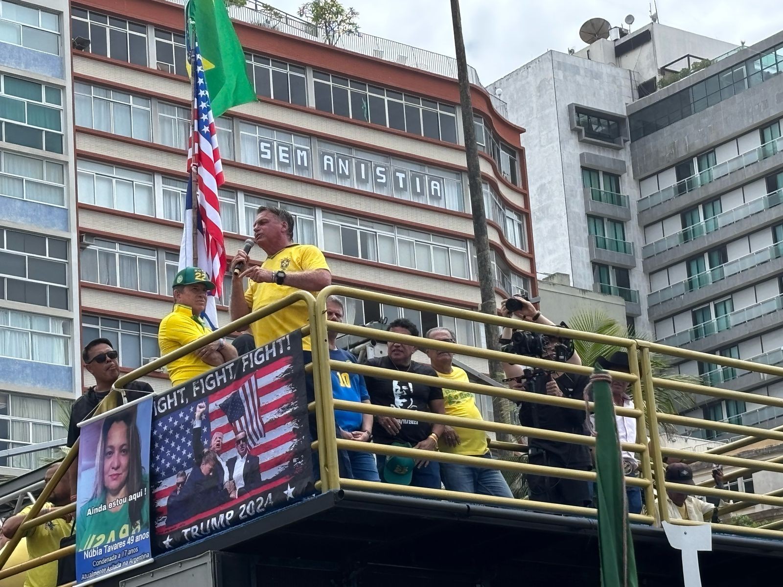 Bolsonaro reúne governadores e parlamentares em ato na praia de Copacabana