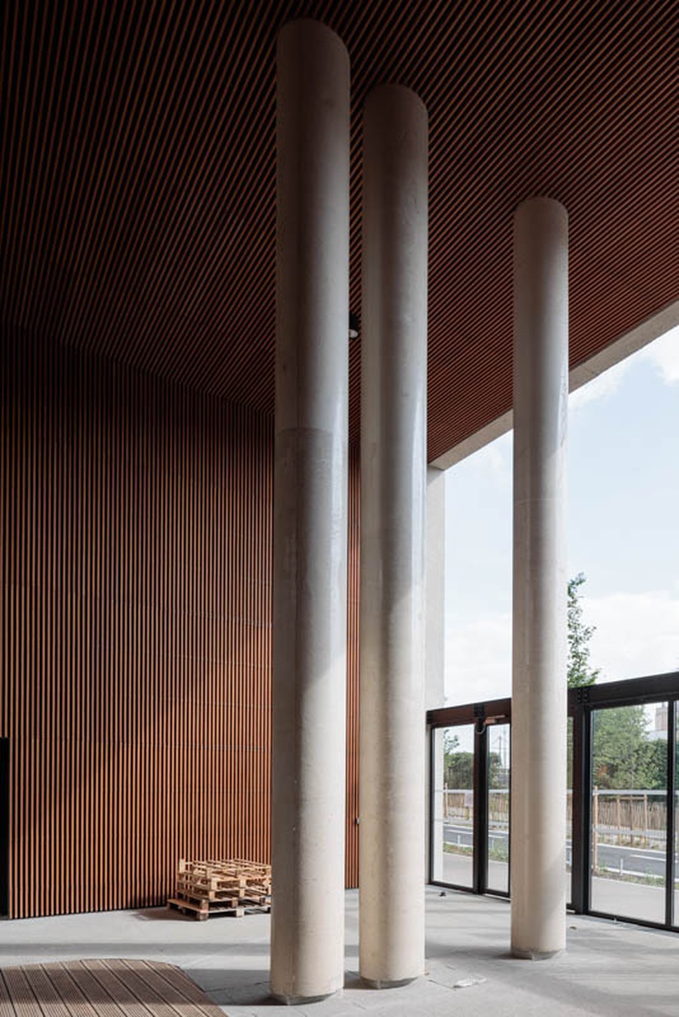 Painéis de madeira (“woodframe”) circundam a fachada dos edifícios da Vila dos Atletas — Foto: Tryptique Arquitetura/Divulgação
