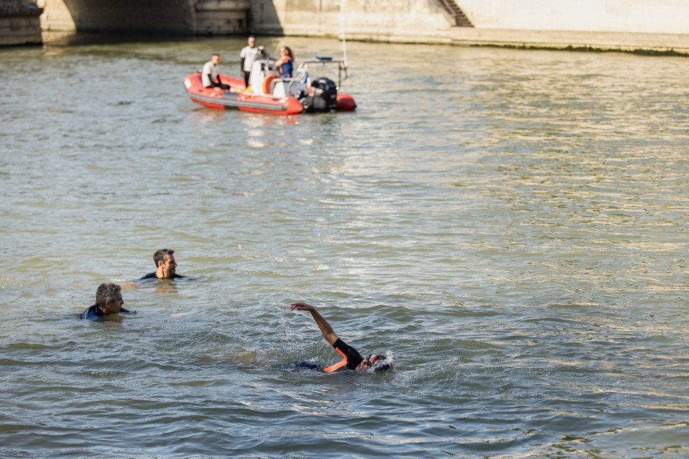 Anne Hidalgo, prefeita de Paris, nada no rio Sena — Foto: Guillaume Bontemps/Prefeitura de Paris