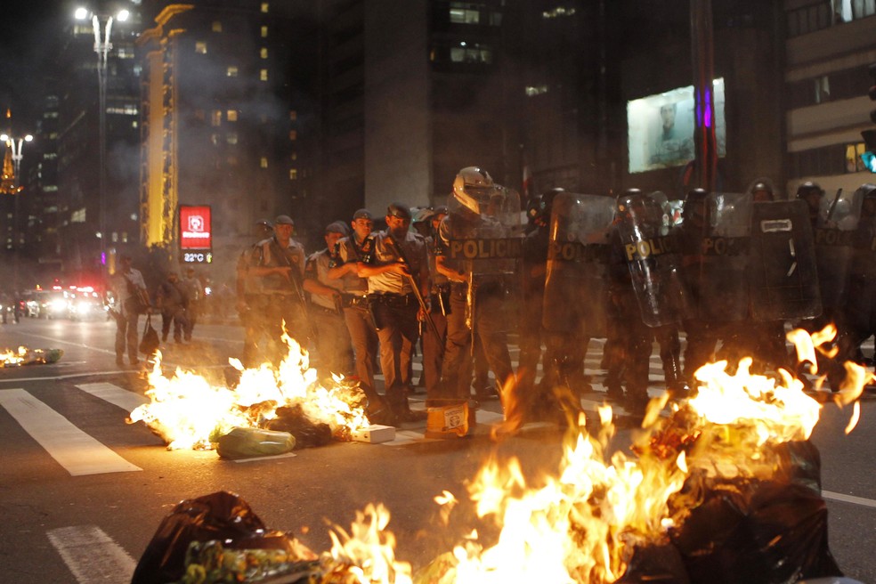 6 de junho de 2013: Protesto na região central, em São Paulo, tem vias bloqueadas e termina com prisões — Foto: Michel Filho/Agência O Globo 