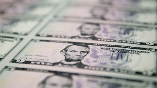 Dólar volta a operar abaixo de R$ 5 com alívio no exterior