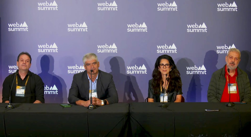 Da esquerda para a direita: Rodrigo Assad, diretor de Inovação da Claro empresas; Mário Rachid, diretor-executivo de Soluções Digitais da Claro empresas; Roberta Godoi, CEO da Claro empresas PME; e Rodrigo Duclos, CDO da Claro — Foto: Divulgação