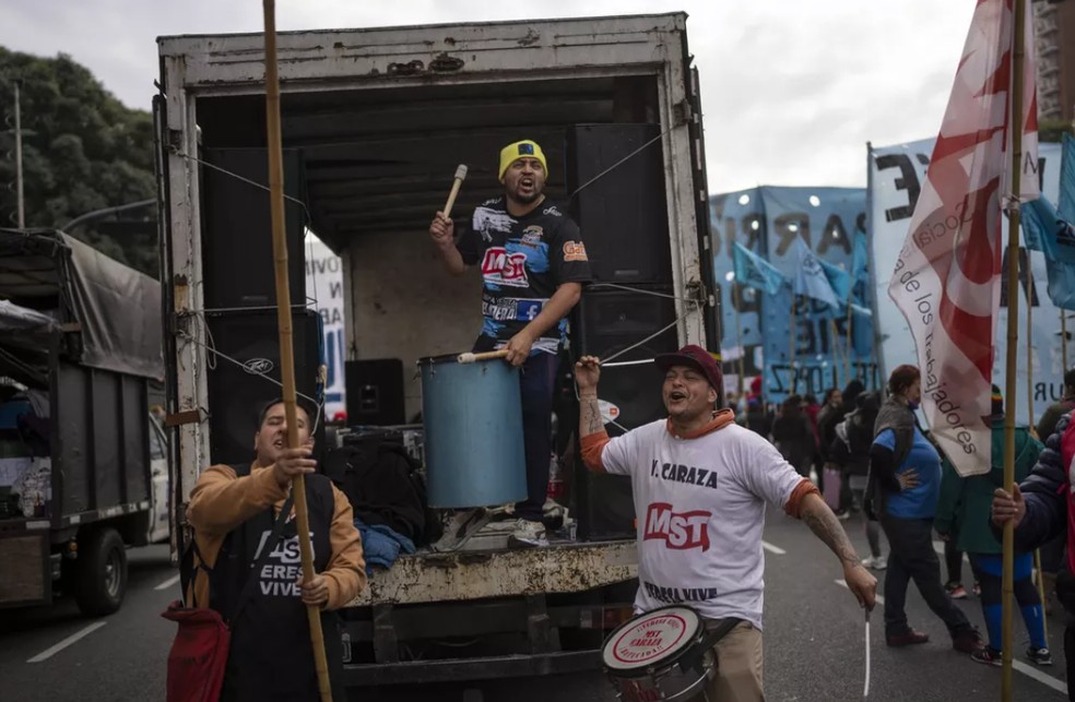 Caminhoneiros protestam na Argentina por conta da alta inflação: governo da Argentina diz que diesel importado está a caminho — Foto: 	Jun 16, 2022 4:07 PMFoto: Rodrigo Abd/AP