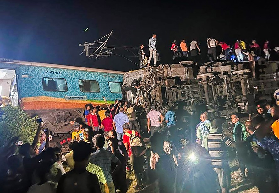 Trem descarrila na Índia, num dos maiores desastres do país, e deixa centenas de mortos e feridos