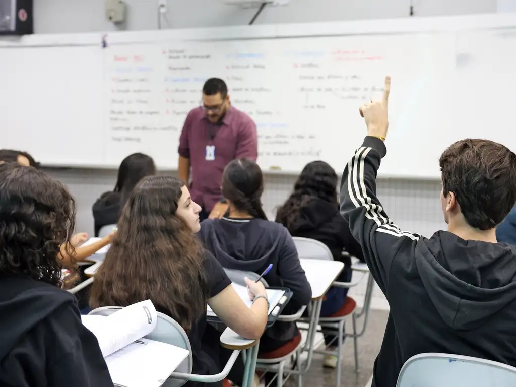 94% dos professores de matemática veem sentido na profissão e redução de desigualdades é principal desafio, aponta estudo