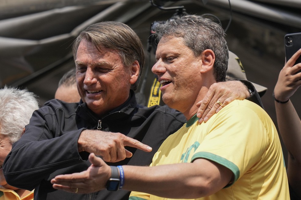 Presidente Jair Bolsonaro e Tarcisio de Freitas, em campanha em Sorocaba (SP) — Foto: Andre Penner/AP