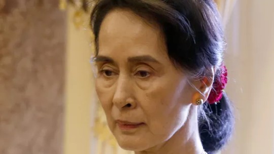 Ex-líder de Mianmar deposta por militares deixa cadeia e fica em prisão domiciliar