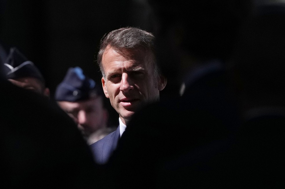 O presidente francês Emmanuel Macron se reúne com forças de segurança antes da cúpula do G7 em Evian-les-Bains, França, na segunda-feira, 15 de junho de 2026. — Foto: AP/Christophe Ena