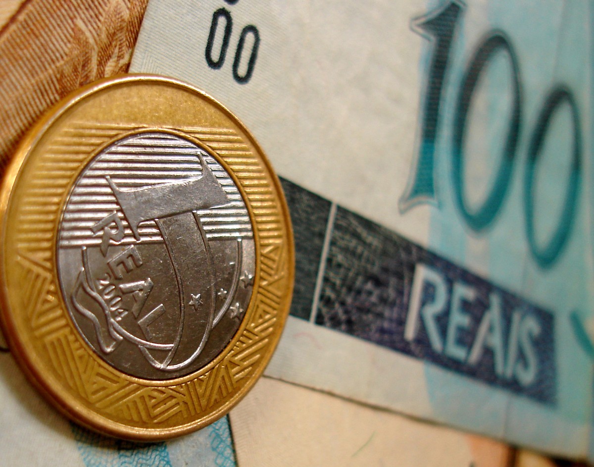 Un grafico mostra il deficit nominale del Brasile che supera il 10% del PIB, con un aumento dei costi per interessi