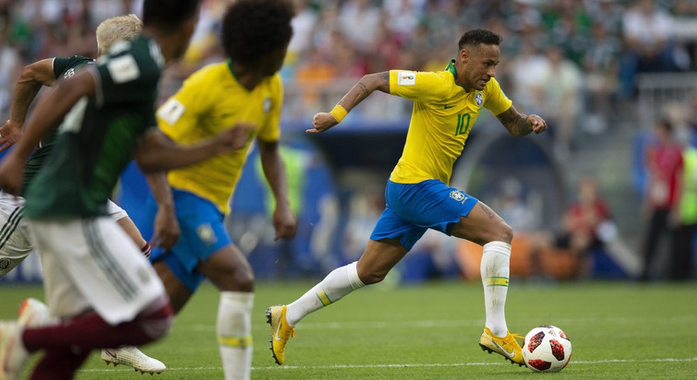 Neymar foi autor do primeiro gol feito pelo Brasil, ontem, contra a seleção mexicana, que foi eliminada. Ele também fez o passe para Firmino marcar o segundo gol — Foto: Alexandre Cassiano/Agência O Globo
