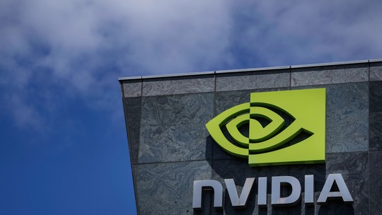 Nvidia desacelera ganhos e encerra pregão abaixo de US$ 1 trilhão em valor de mercado 