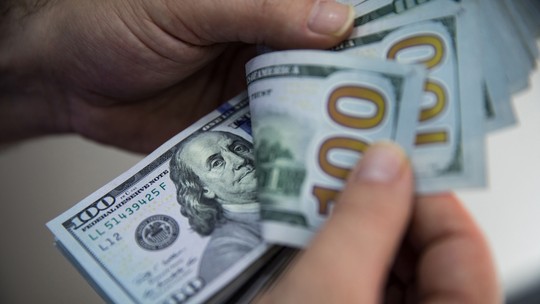 Dólar termina em ligeira alta em dia de baixa liquidez