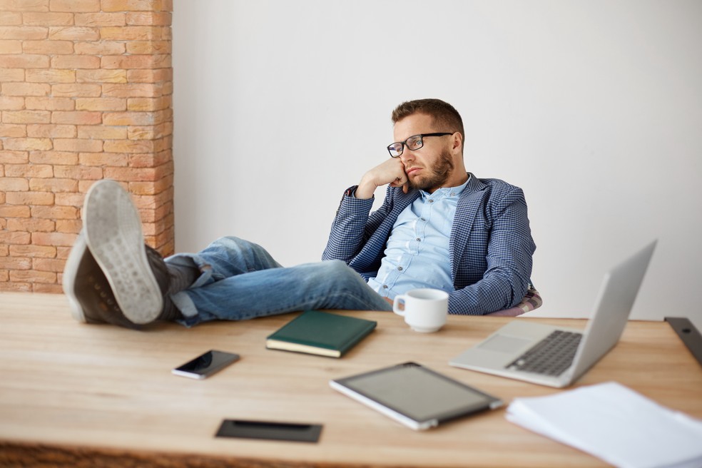 Colunista observa que há uma prática crescente entre profissionais, especialmente das gerações mais novas, que aceitam uma proposta de emprego, mas depois simplesmente somem, sem dar explicações ou sequer aparecer no primeiro dia de trabalho — Foto: Freepik