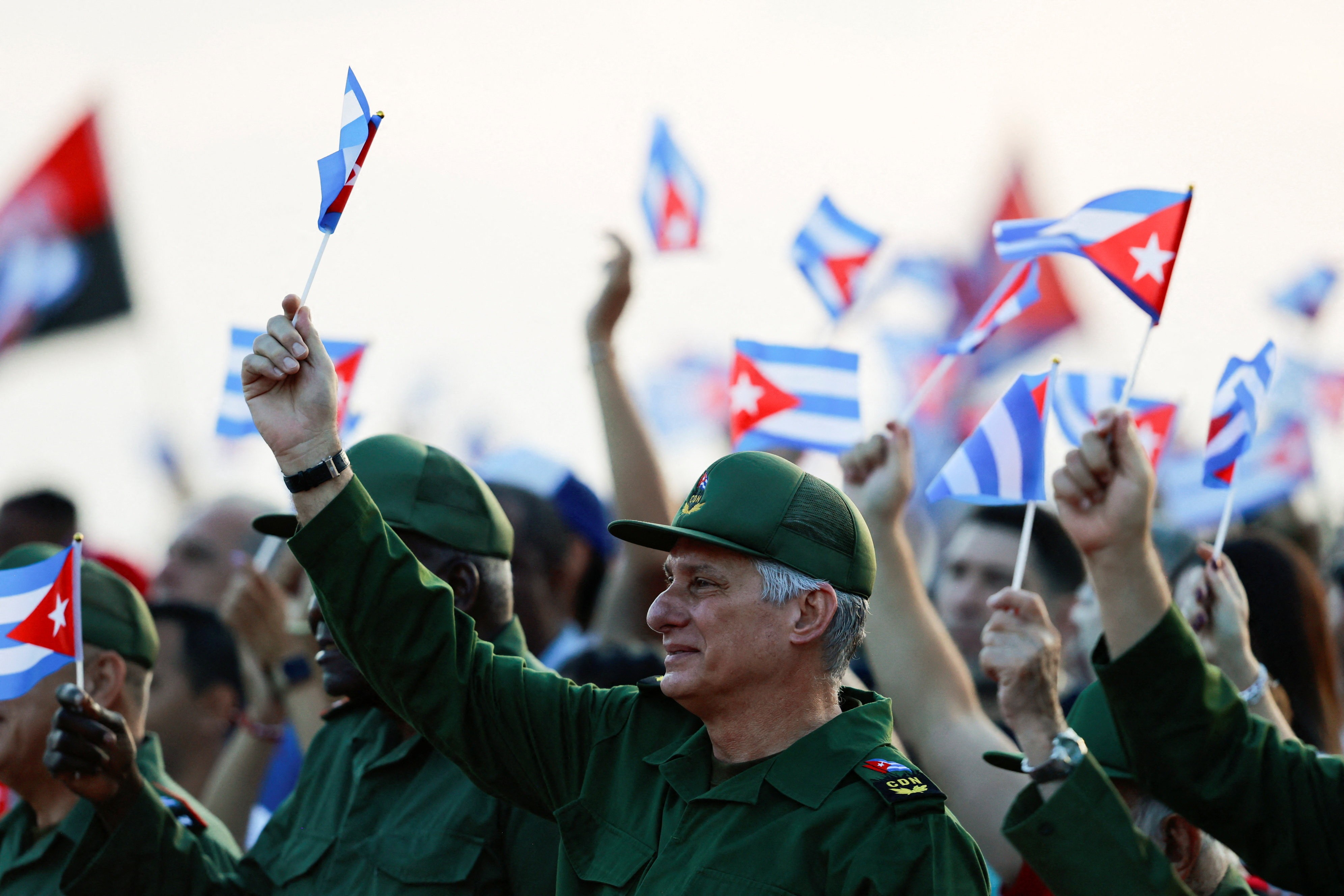 Cubanos protestam em embaixada dos EUA após acusação contra Raúl Castro