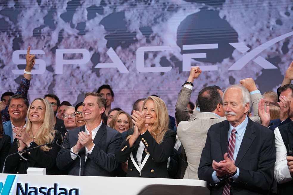 Presidente e diretora de operações da SpaceX durante cerimônia de toque de campainha do IPO da SpaceX na Nasdaq — Foto: AP Foto/Frank Franklin II