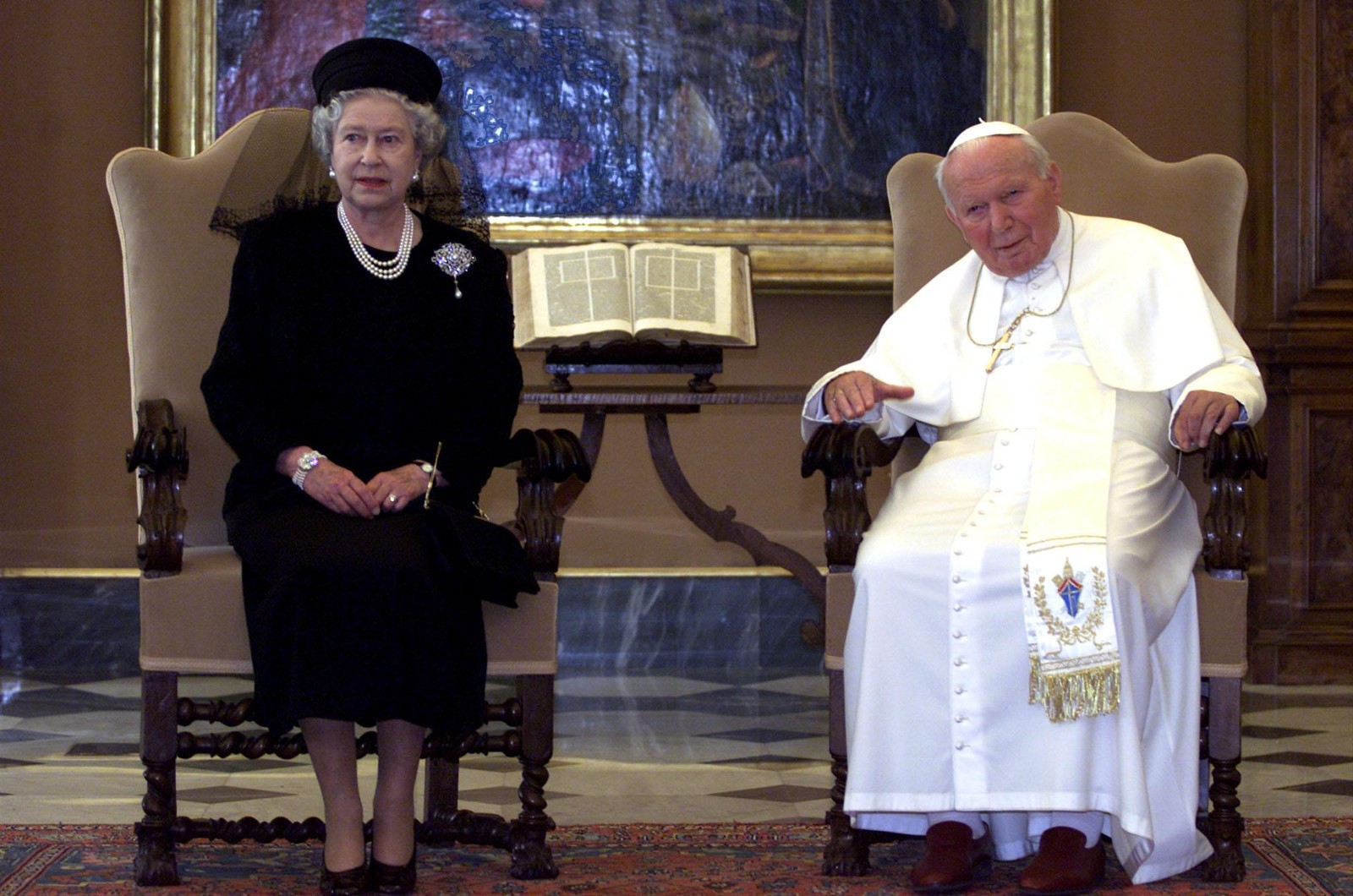 Com o papa João Paulo II, em outubro de 2000 — Foto: ALESSANDRO BIANCHI/AP