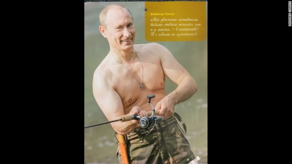 Em calendário, Putin aparece sem camisa e fazendo carinho em cachorro ...