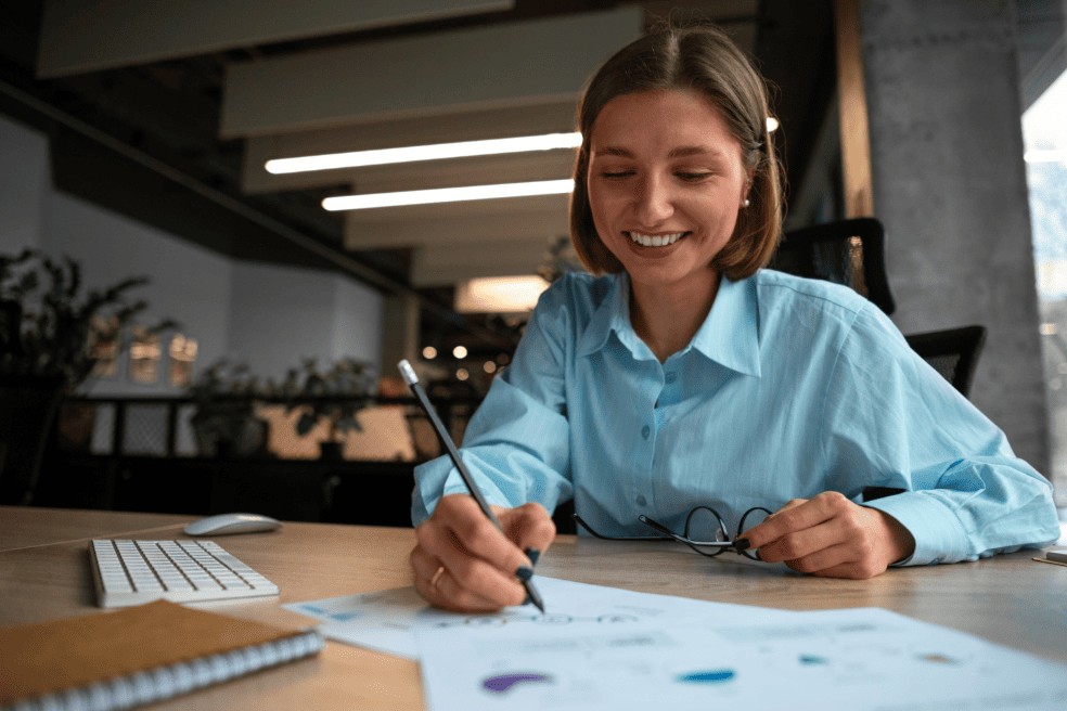 Escolha entre salário fixo, comissão e modelo híbrido pode definir o futuro da equipe em uma pequena empresa