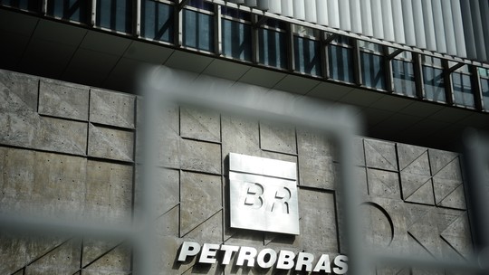 Agenda de empresas: Petrobras tem lucro de R$ 23,7 bi no 1º trimestre, queda de 37,9%
