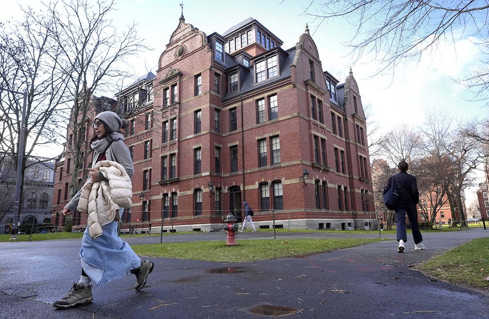 Trump anuncia que vai retirar status de isenção fiscal de Harvard ...