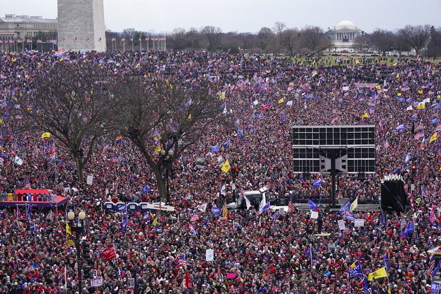 Apoiadores de Donald Trump protestam contra a eleição de Joe Biden em Washington, nesta quarta-feira (6/01/2020)