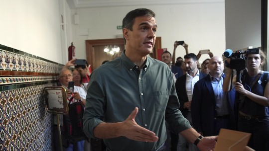 Premiê Sánchez fica mais perto de terceiro mandato na Espanha após rival perder votação