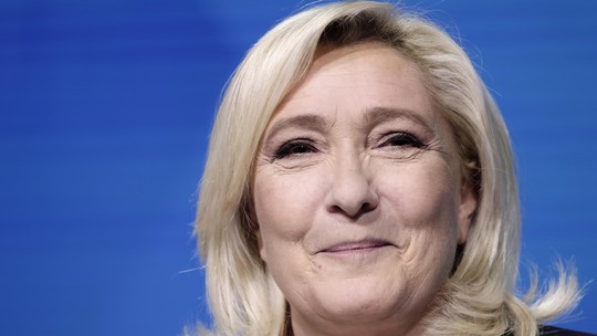 Líder da extrema direita na França, Marine Le Pen é acusada de desviar dinheiro de fundos europeus 