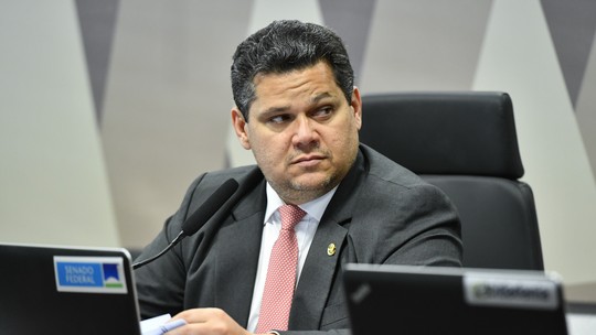 Alcolumbre pressiona governo a barrar reajuste de 44,4% na conta de luz no Amapá 