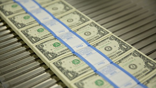 Força do dólar abala emergentes e força autoridades a agir