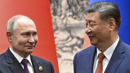 Putin exibe suas ambições em cidade chinesa construída pela Rússia czarista