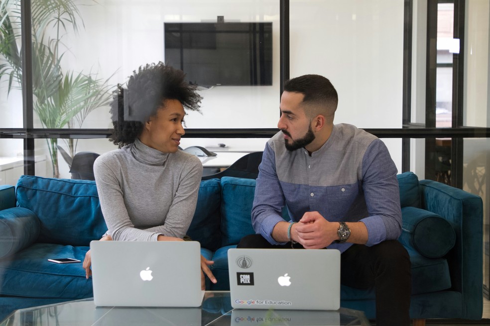 Colunista diz que o problema da comparação é quando ela se torna crônica e, em vez de impulsionar, aprisiona — Foto: Unsplash