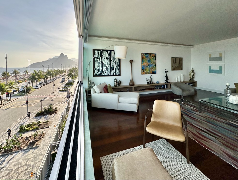 Apartamento à venda na orla da Praia de Ipanema, reformado e com vista para o Morro Dois Irmãos — Foto: WHERE IN RIO/DIVULGAÇÃO