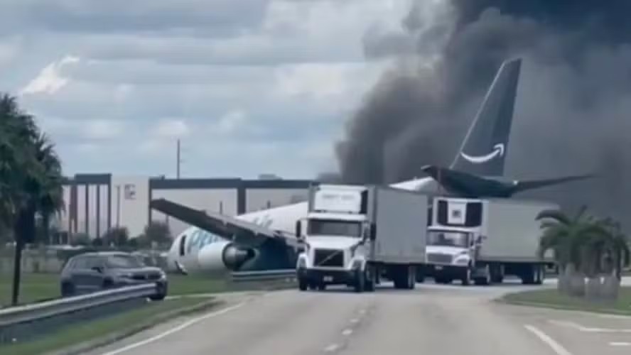 Avião da Amazon sai da pista de aeroporto em Miami e deixa pelo menos 5 mortos, diz autoridade - Foto