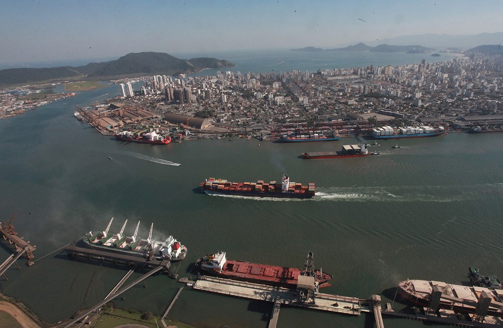Fila de navios no porto de Santos: governo federal espera privatizá-lo até o fim deste ano — Foto: Anna Carolina Negri/Valor