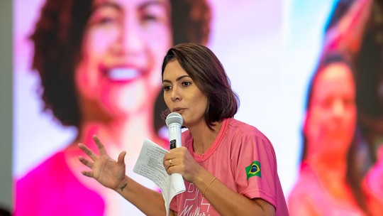Michelle critica retirada de candidatura feminina ao TCU articulada por Flávio Bolsonaro Michelle critica retirada de candidatura feminina ao TCU articulada por Flávio Bolsonaro