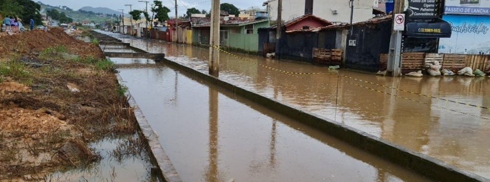 Rua de Capitólio, em Minas Gerais, alagada por falta de manutenção do canal de refluxo do Rio Piumhi, de responsabilidade da Furnas Centrais Elétricas — Foto: Semad/Divulgação