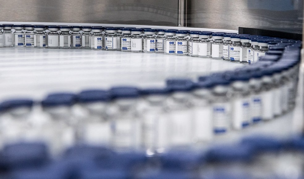 Linha de produção da vacina Sputnik V, na farmacêutica russa Biocad, em São Petersburgo  — Foto: Sergey Ponomarev/FMI